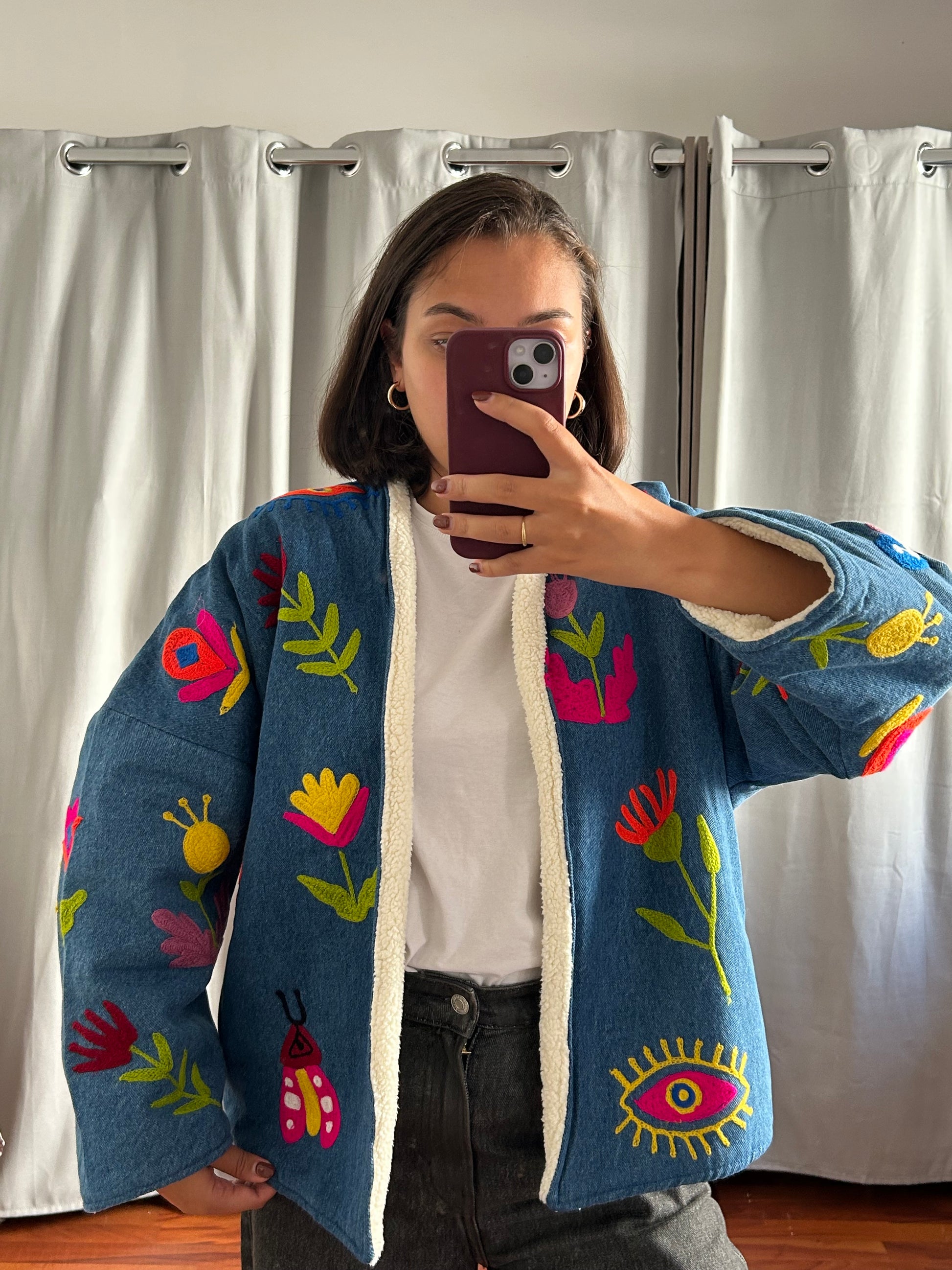 Veste en jean brodée motifs colorés