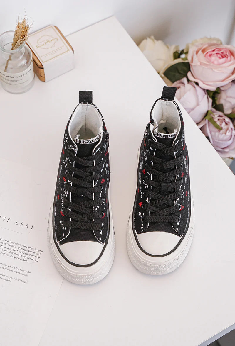 Baskets montantes enfant noires à lacets – Motif cœurs et message “Je vous aime”, semelle épaisse style streetwear