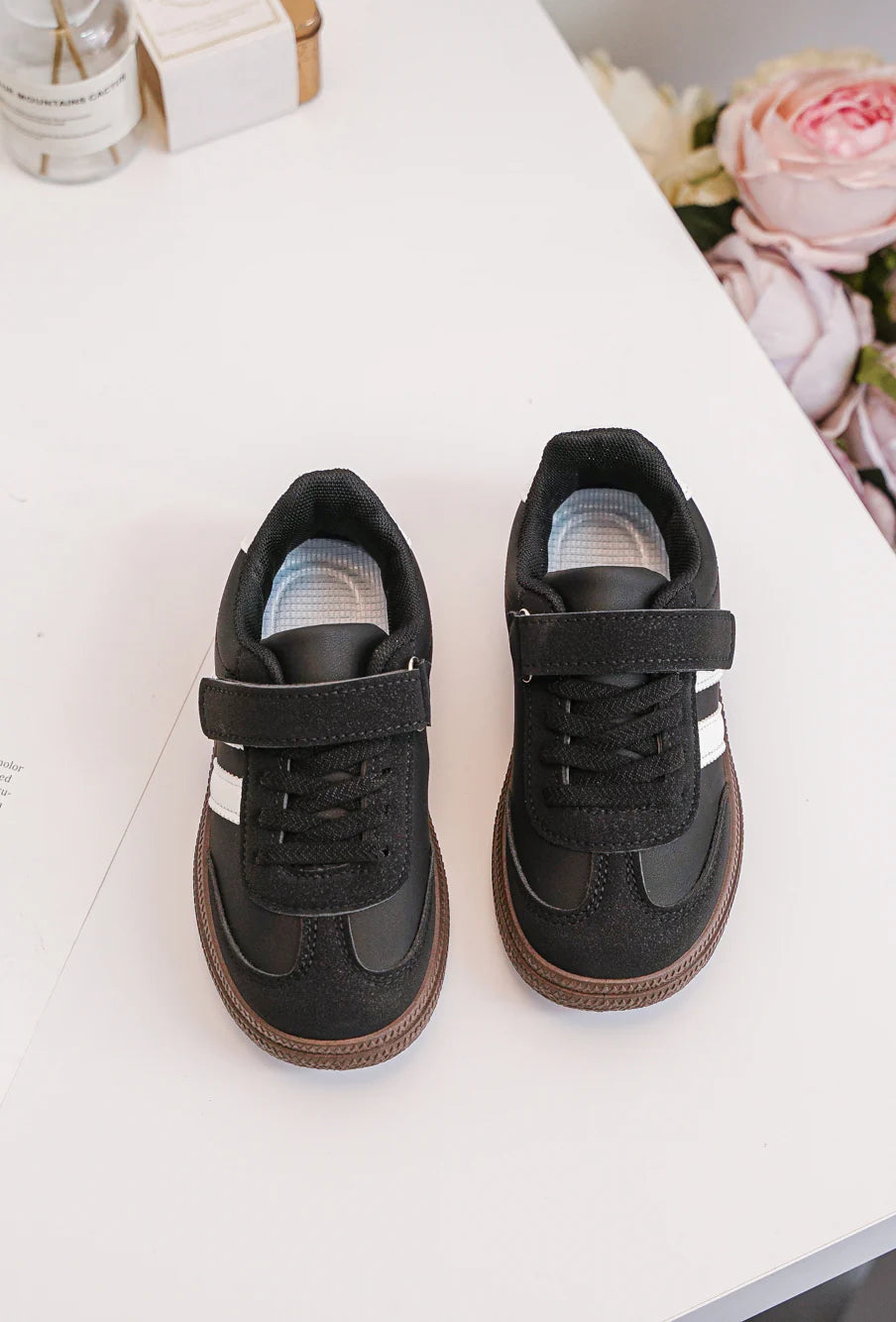 Baskets Enfant à Scratch – Chaussures Sport Enfant – Confortables et Légères – Noir et Blanc