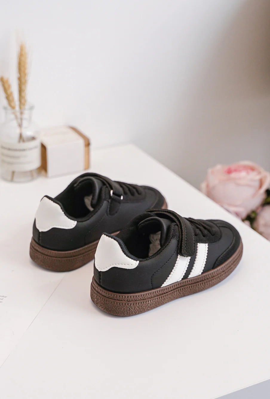 Baskets Enfant à Scratch – Chaussures Sport Enfant – Confortables et Légères – Noir et Blanc