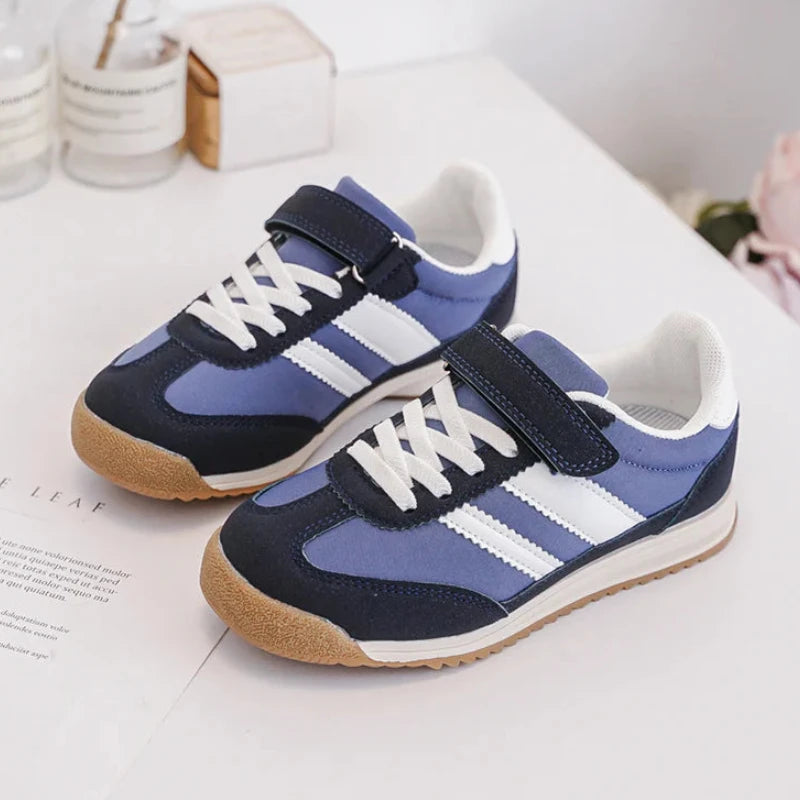 Baskets Enfant à Scratch – Chaussures Sport Enfant – Confortables et Légères – Bleu Marine et Blanc