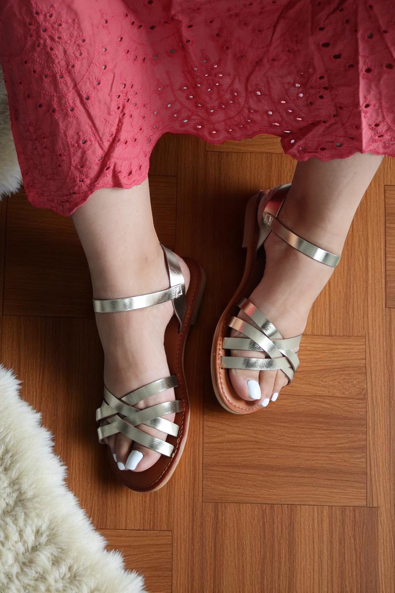 Sandales plates femme dorées – Nu-pieds croisés cuir vegan – Chaussures été chic confort 2025